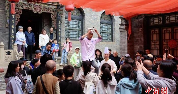 山西祁县乔家大院“五一”迎客流高峰 “乔家喜宴”沉浸式体验受热捧
