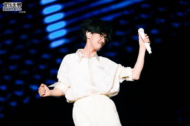 周传雄2025首场音乐节启程 首唱新歌引万人共鸣