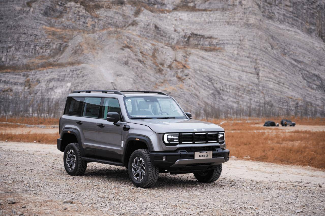 BJ40燃油VS坦克300：谁才是硬派越野“终极玩家”的专属座驾？