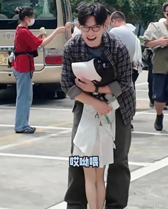 严屹宽妻子探班，女儿车上吃盒饭，杜若溪为剧组购买奶茶