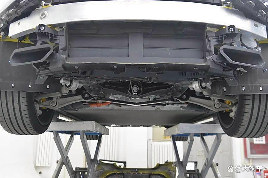 小米SU7 Ultra拆车:国产顶尖堆料!为什么性能稍逊特斯拉?