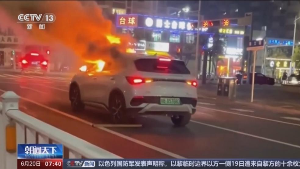 理想MEGA在高架上起火，整车被大火吞没，车主称“车门很轻松打开，理想救我一命”，高管:感谢认可，若复购将提供便利