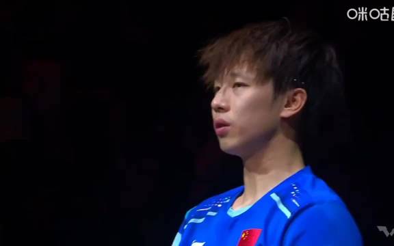 林高远1-3憾负后轻抚球台致谢球迷，双向奔赴温情瞬间