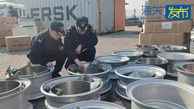 查获出口夹藏汽车零部件9000余件