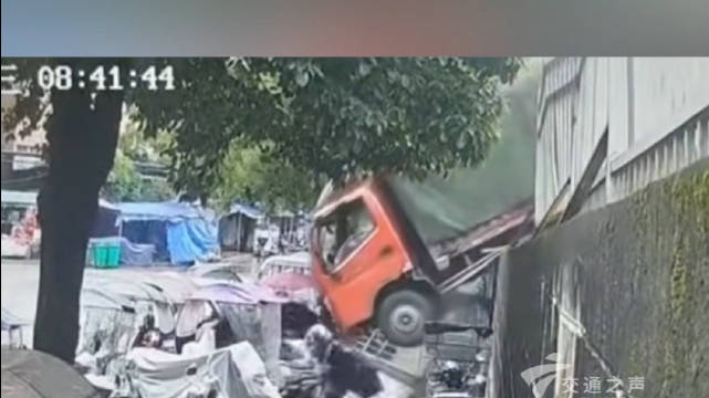 人在路边走，“货”从天上来，网友：他怎知要提前戴上头盔的