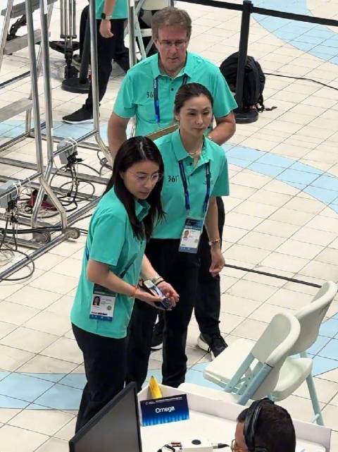 郭晶晶以国际泳联官员身份亮相跳水世界杯，朴素工装认真工作