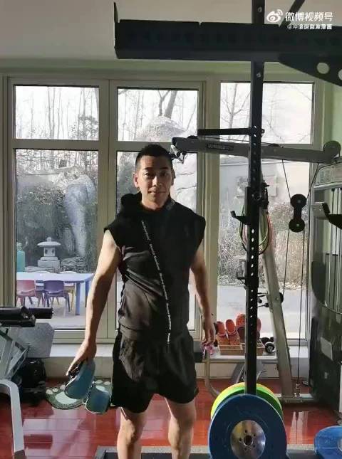 这哪像快六十岁的人，李连杰成龙都老了，武打动作前辈还得是赵文卓