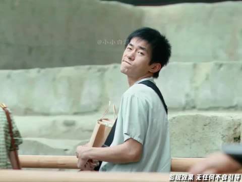 母亲的话就像一根刺，狠狠扎痛了男孩脆弱的内心"