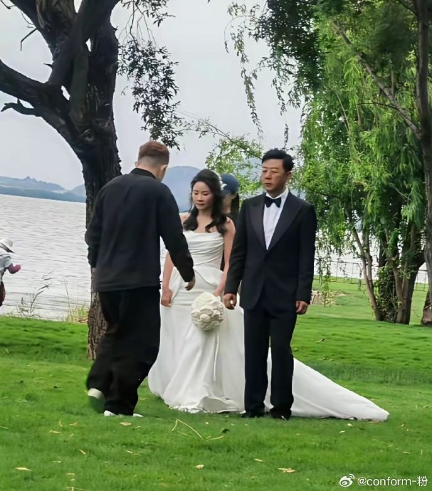 20年！郭涛李燃洱海补拍婚纱照，儿女提裙《父母爱情》成真