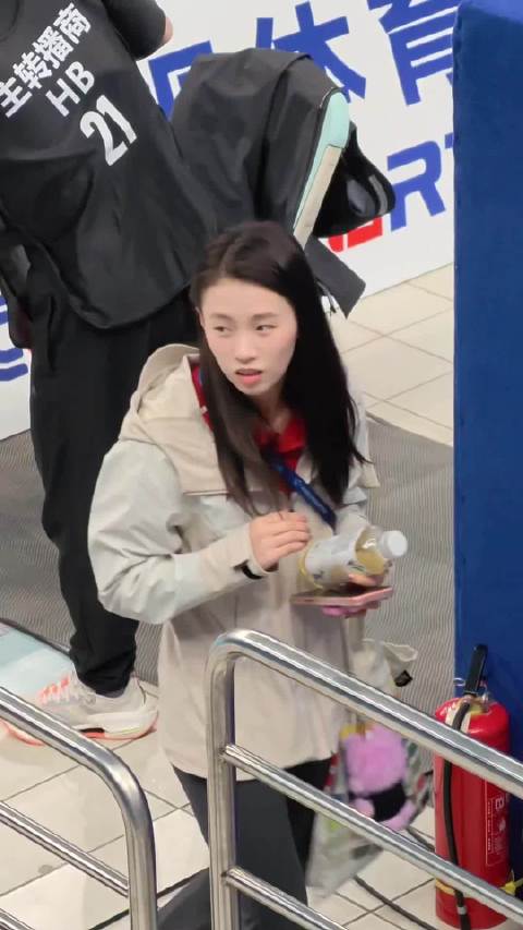 旁边的小朋友：陈芋汐姐姐 ，我也想喊陈芋汐姐姐哈哈哈哈