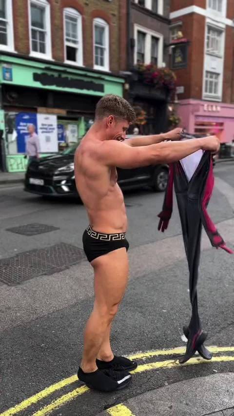 蜘蛛侠出没街头