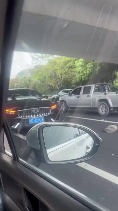 沈海高速吉利停车致三车追尾