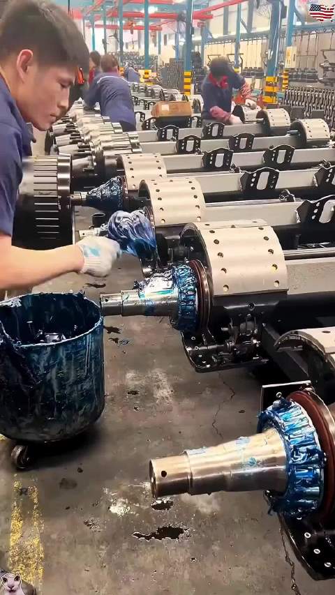 为什么有些老师傅总喜欢抹一大坨润滑油，看起来就像不要钱一样