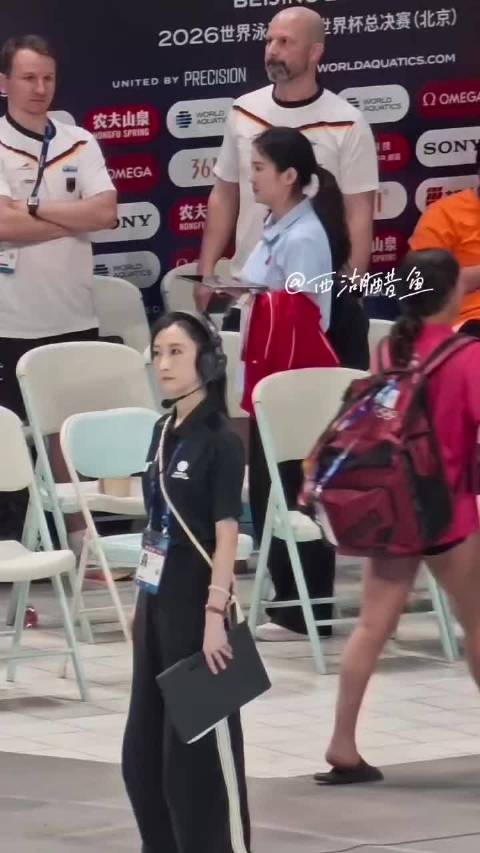郭晶晶陈若琳现身跳水世界杯总决赛热聊