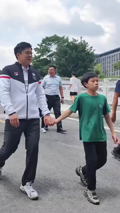 郭晶晶拒绝保姆穿旧衣，带娃插秧捐款7000万