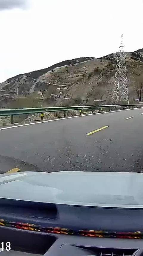 视频车和被超越的货车 司机都是好人