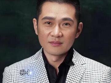 导演孔笙即兴叫停拍摄，转身指向探班大嫂：“你来，上戏！”
