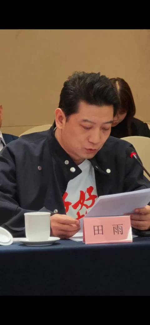 夏雨17岁获威尼斯影帝陷瓶颈，同学田雨26年龙套终成名