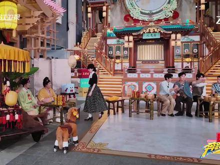 白鹿利落摘戴姚译添眼镜，奔跑吧高光时刻今晚开播
