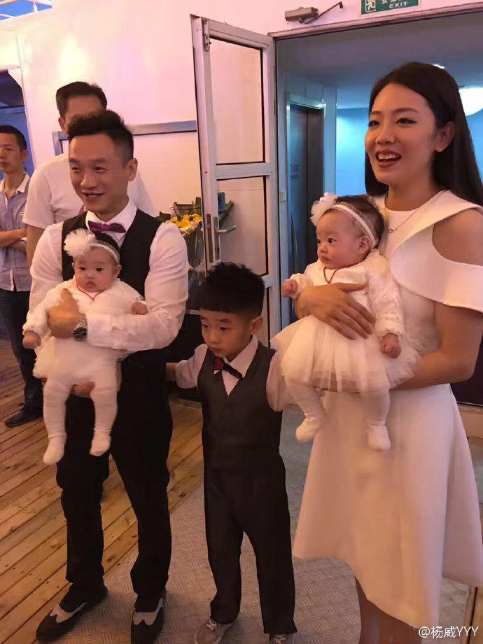 一家五口超幸福!杨威双胞胎女儿庆生