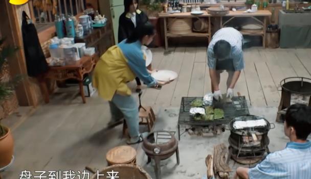 张婧仪端盘子将菜洒一地，一直内疚说对不起，黄磊回应看出高情商|周迅|张婧|张婧仪|黄磊