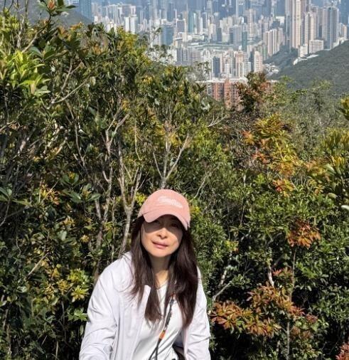 郭晶晶率全家一起出游爬山,夫妻俩一起露面,全家合照真的好幸福
