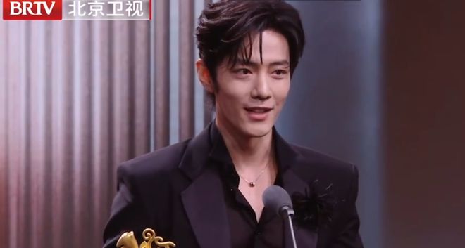 肖战凭《得闲谨制》获得最受大学生欢迎年度男演员奖，马丽凭《水饺皇后》获得最受大学生欢迎年度女演员奖