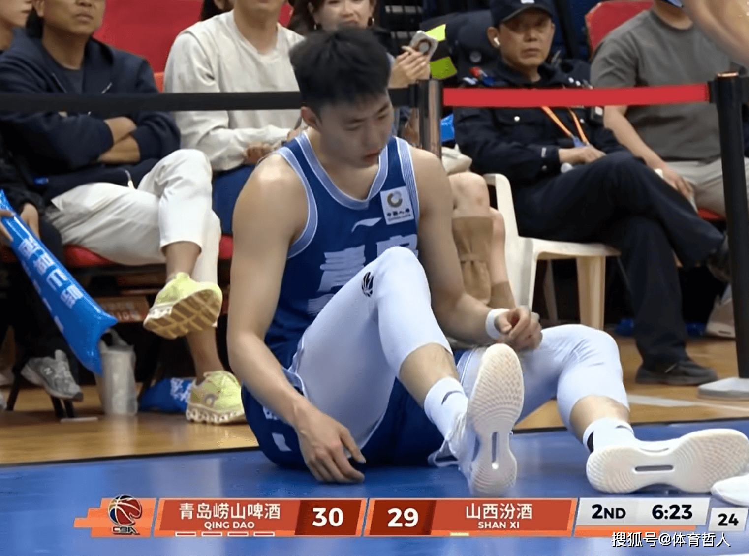 突发，青岛队段昂君意外受伤，刘维伟很着急！