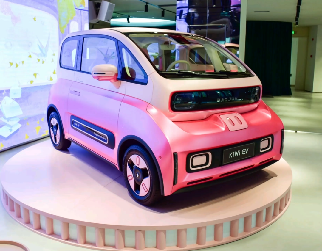 微型新能源电动汽车宝骏KiWi EV,它带着颜值来了!