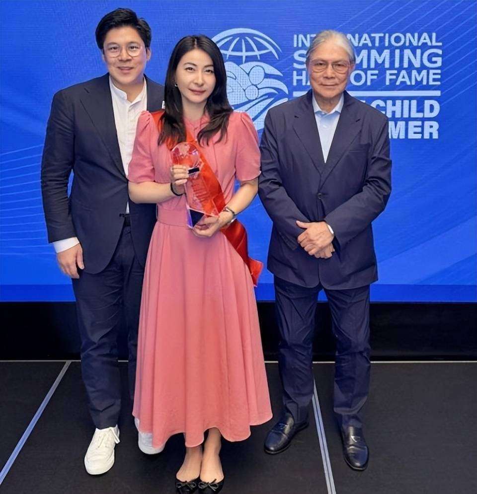原创 跳水皇后跨界当副会长!郭晶晶西装革履亮相,气质碾压女明星