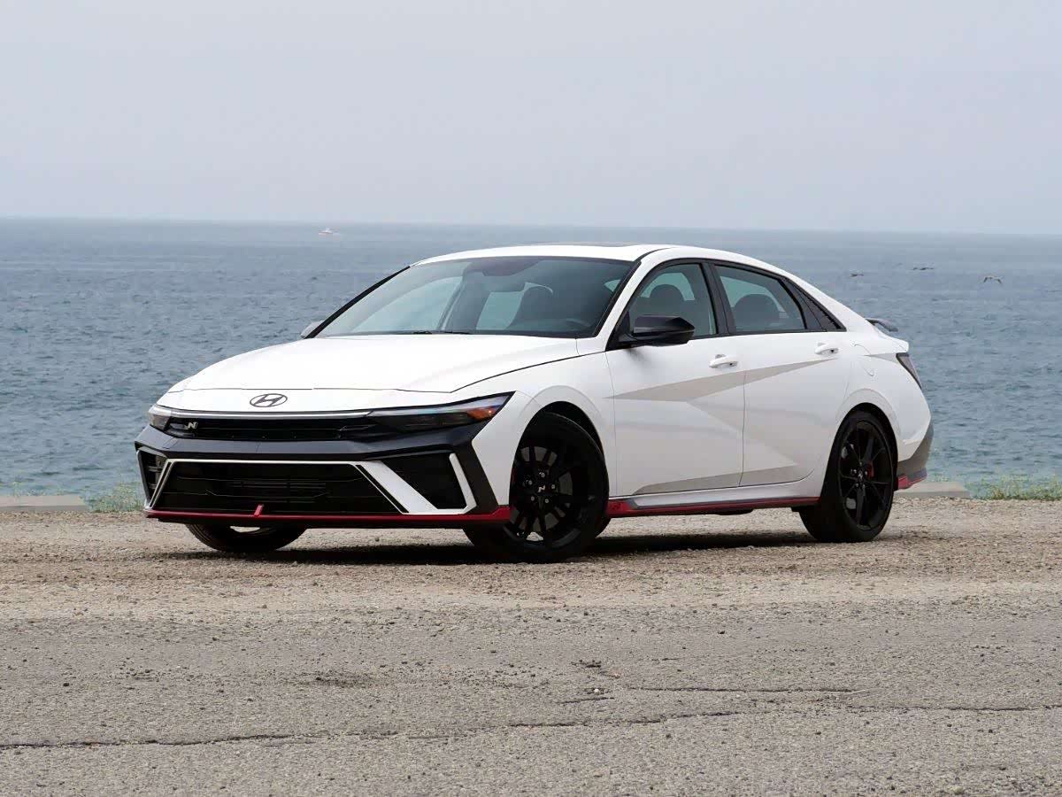 2025款现代伊兰特N评测:一款具有竞争力的,风格大胆的小型车