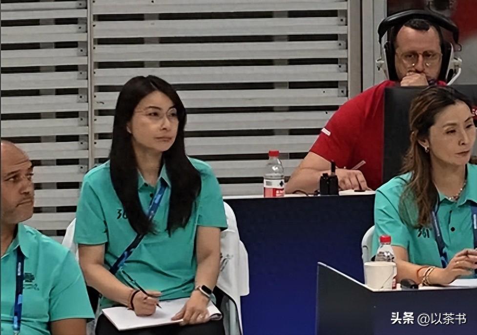 郭晶晶近况：现身北京当裁判，专业严谨，亲自为中国选手颁发金牌