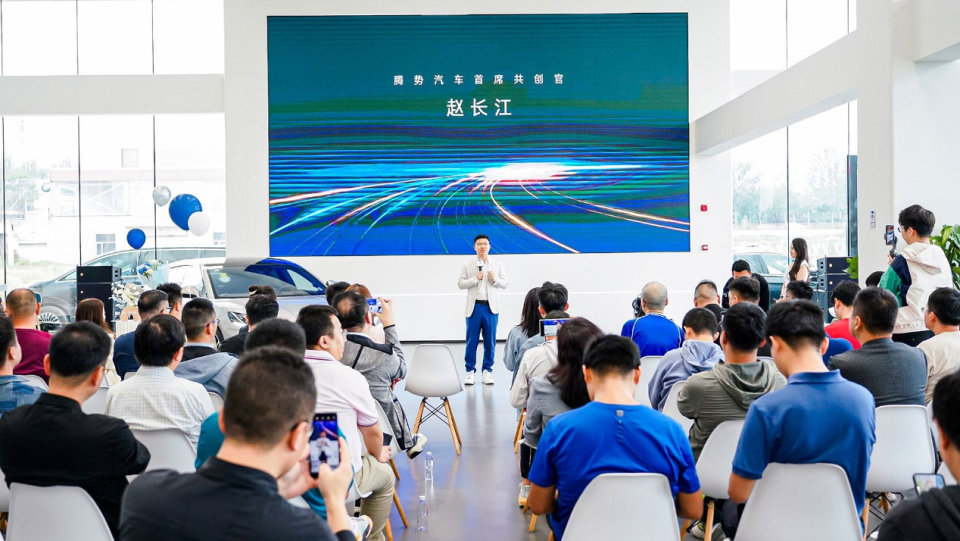 国产中大型新能源轿车闪亮登场 品牌首席共创官亮相用户见面会_新闻