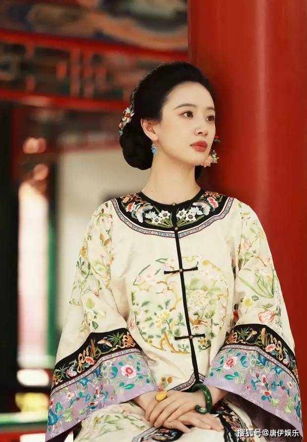 李梦晚清造型曝光，簪花温婉，展现东方美人独特韵味_服饰_大片_照片