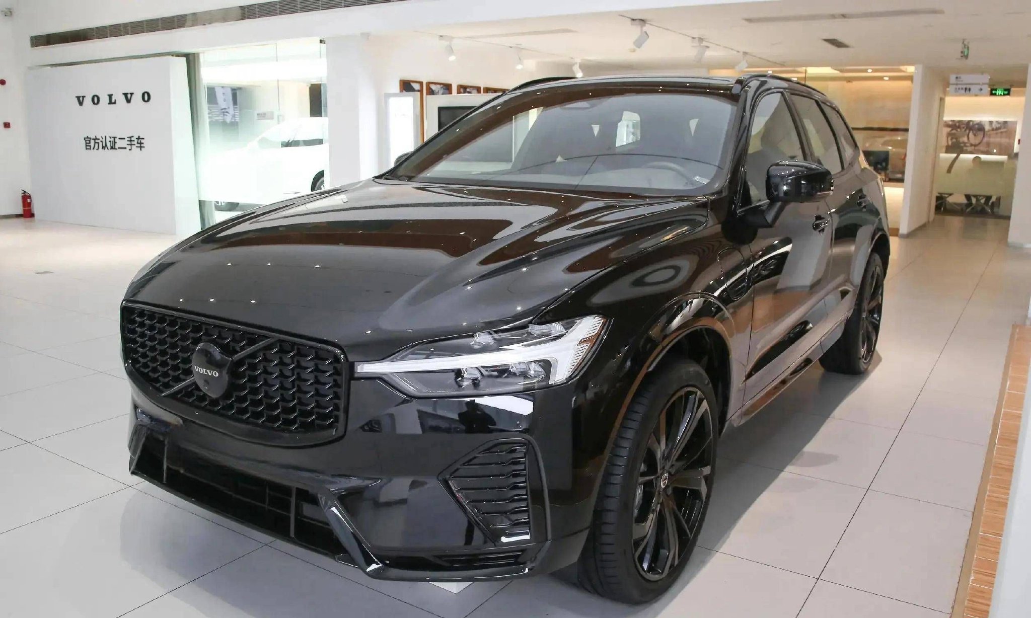 2024款沃尔沃XC60　T8极夜版亮相,售价52.39万,加速性能惊人_汽车