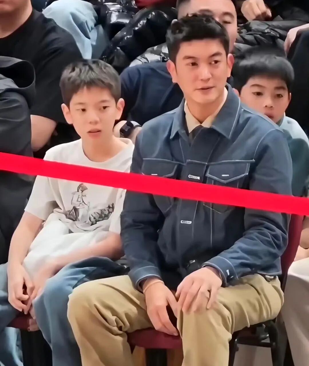 12岁嗯哼长大了！陪杜江看球，身高近170，萌娃变成清爽少年—顶端新闻