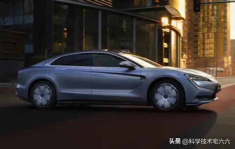 央视新闻公布三款“智能底盘标杆车型”,仰望、蔚来、智界上榜!