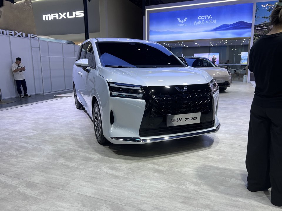 2025成都车展探馆丨定位中型家用MPV 五菱星光730实拍_新闻