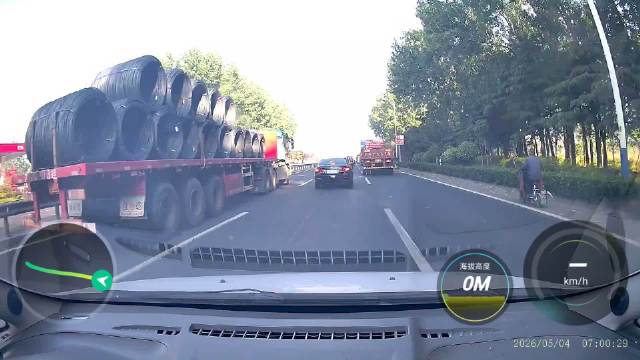 黑色轿车突然变道，致大货车急刹车，车上钢丝卷瞬间滚落，这情况小车有责任吗