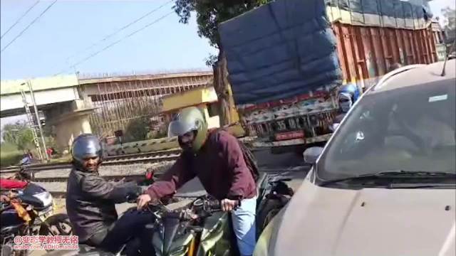 大货车挑战火车，不仅自己失败，还连累了路人