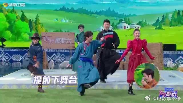 宋祖儿努力跟着跳舞的样子，像极了肢体不协调的你