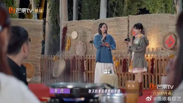 朱丹再次上台主持，周一围在台下拍照记录，很开心