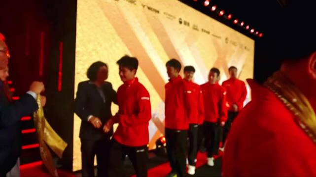 鲍春来盛赞国羽一双梁伟铿王昶扛起大旗