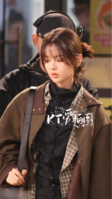 杨超越过往在影视作品中塑造的角色与“猫系”特质有何关联？