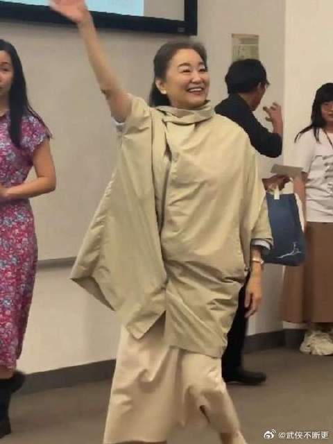 71岁林青霞久违出席香港中文大学讲座活动，不老女神这状态气质如何？