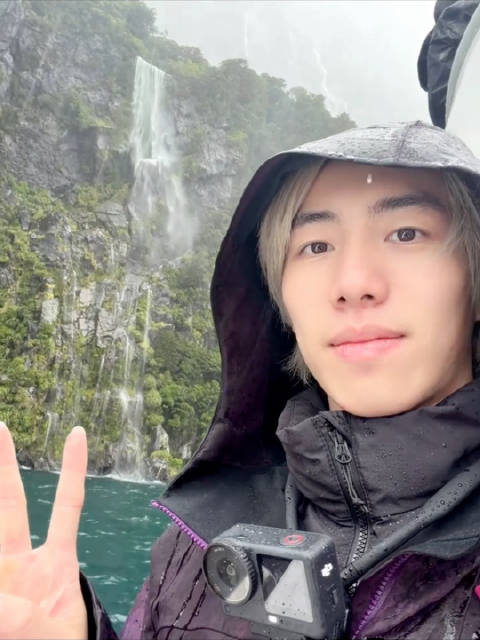 孙佳俊雨天妙用雨水洗菜晒防雨外套