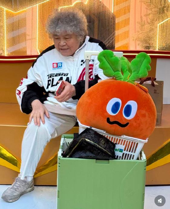 羽毛球冠军郑思维的3岁儿子艾登唱的《倔强》完整版视频在哪里看？