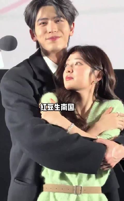 张凌赫公主抱不同女星看男友力，平端白鹿，赵今麦似抱小孩