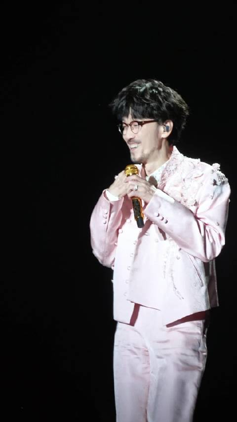 Ella巡演互动周传雄被喊宝贝现场笑声不断