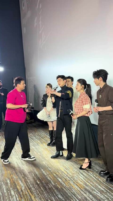 白敬亭被赞天生帅哥，长相不随父母引热议
